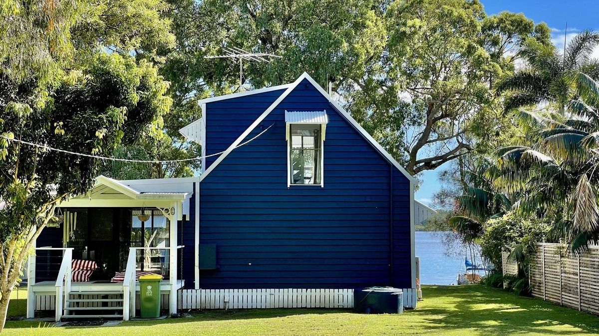 Brisbane Waterfront Cottage | Serenity by the Sea: Island Waterfront Oasis