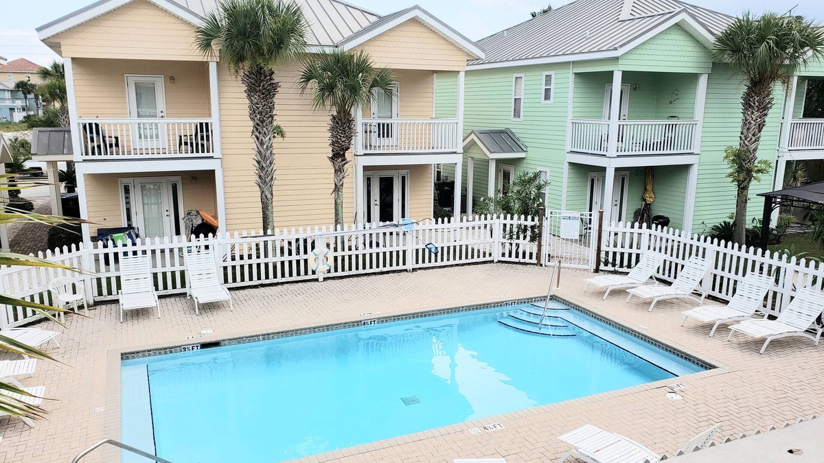 Holiday Beach House | "SERENITY by the SEA", Pool ,short walk to the beach !