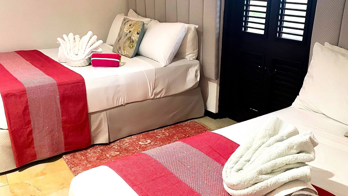 Harrismith House | Serenity by the Sea: Ocean Front Villa with Pool