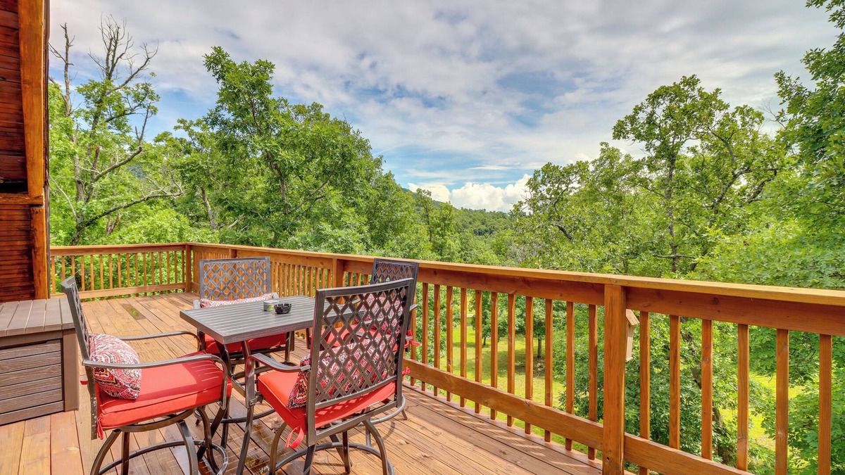 Harrison Cabin | 'Serenity Cabin' w/Game Room & Decks in Harrison!