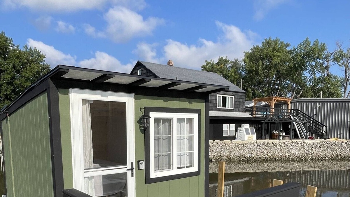 Sandusky Boat Rental | Serenity Escape at SoLSTAY