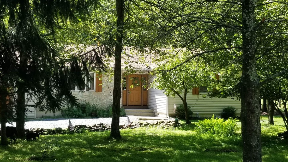 Jim Thorpe Cabin | Serenity & Fun Cozy Pocono Cabin! Family Friendly Beach/Lake/Pool and WIFI