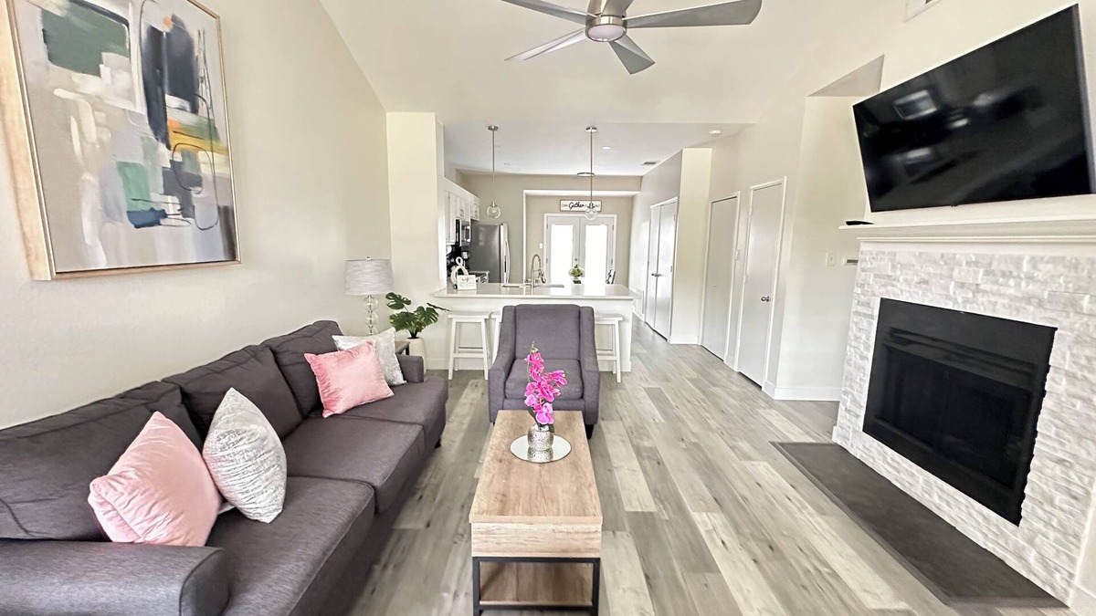 Euless House | Serenity in Heart of DFW w/PRIVATE parking & KING Bed ⭑ Min. from DFW Airport +