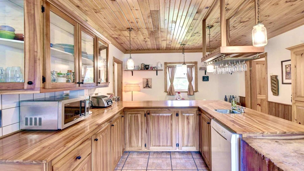La Minerve Ski Chalet | SERENITY LAKE HOUSE /EXTRA FAST WIFI 110 Mbps