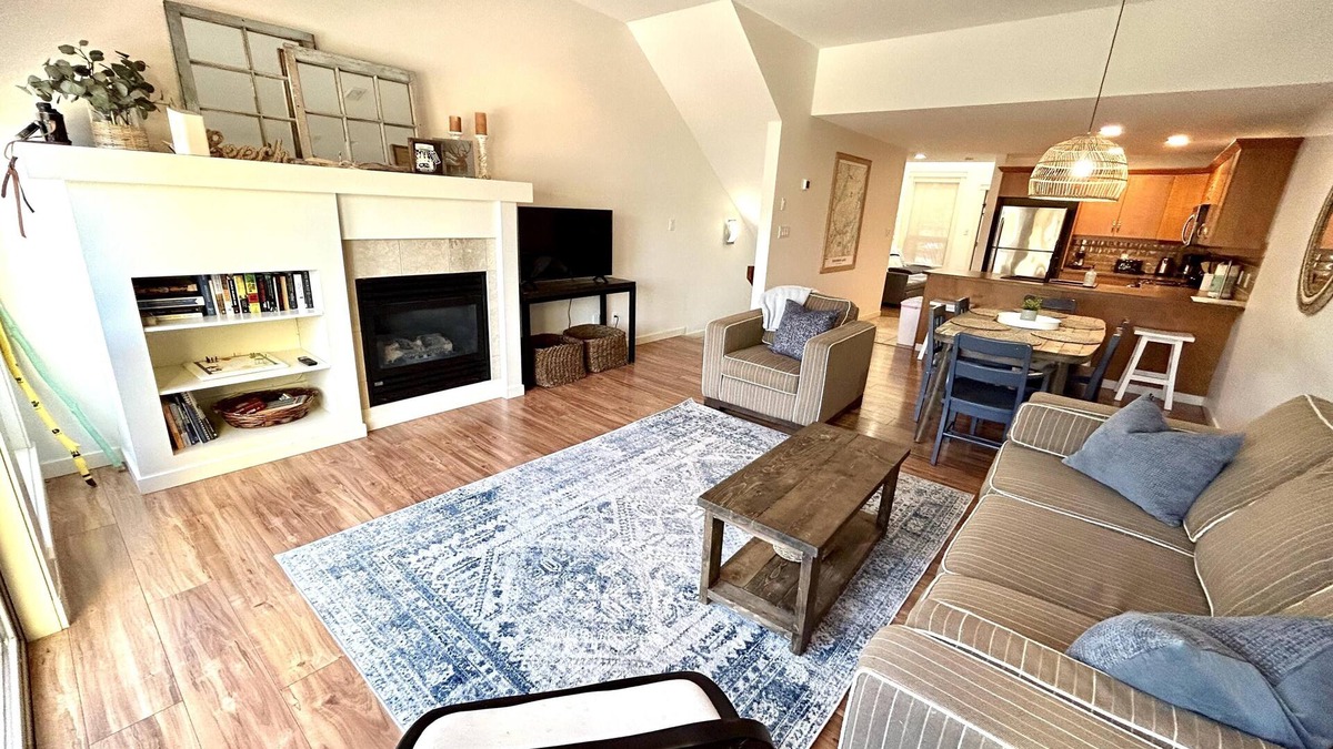 Scotch Creek House | Serenity Lakeside - Waterfront - Shuswap Vacations and Sledding Accommodation