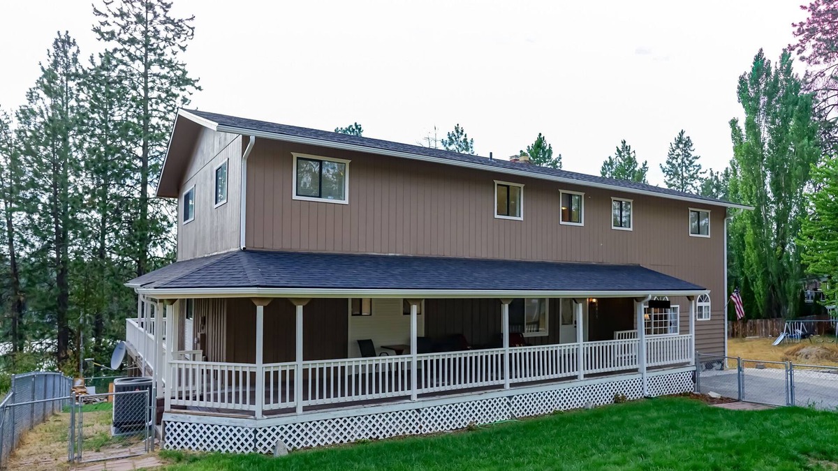 Elk House | Serenity Lodge - big house on the lake for family gatherings