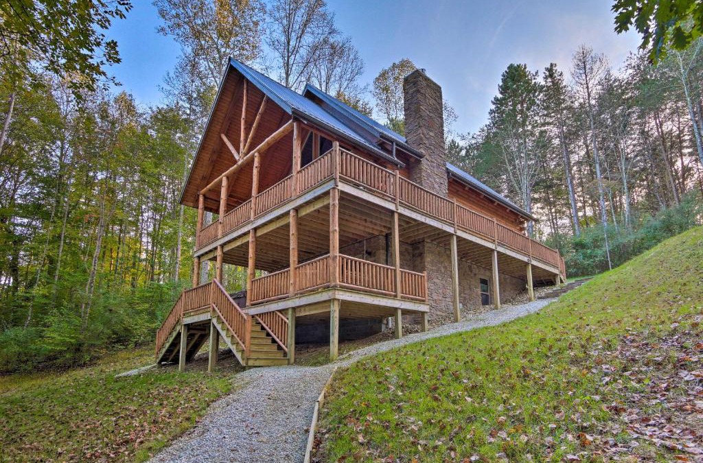 Logan House | Serenity Now Cabin with Fire Pit and Game Room!