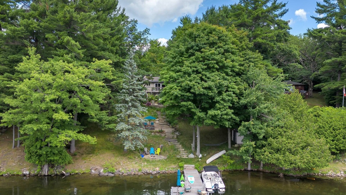 Frontenac House | Serenity on Lake - Waterfront Lake House on Loughborough Lake