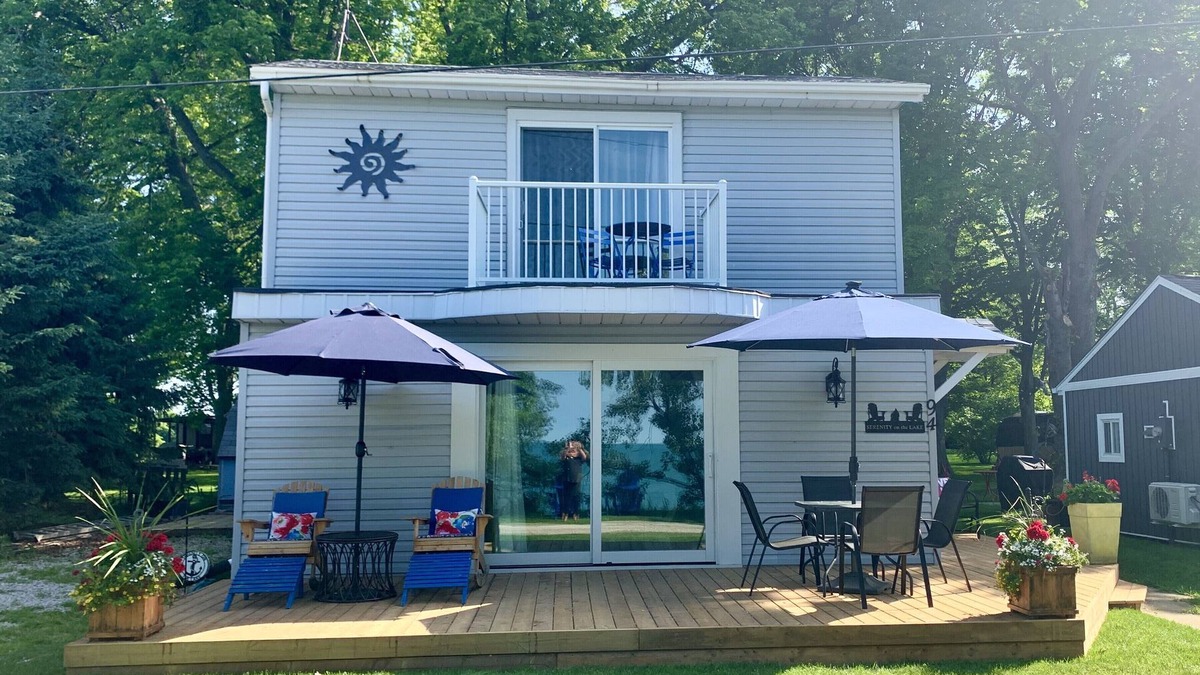 Colchester Cottage | Serenity on the Lake Completely Renovated