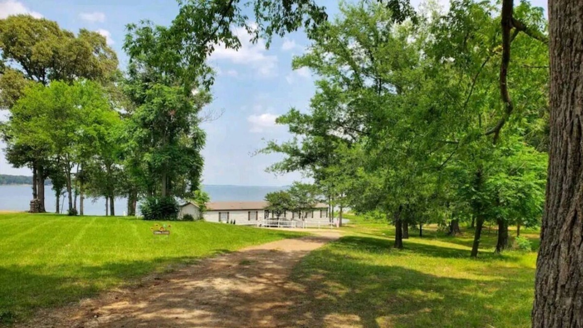 Dogwood Cabin | Serenity on the Lake. Full Private Acre. Sleeps 10