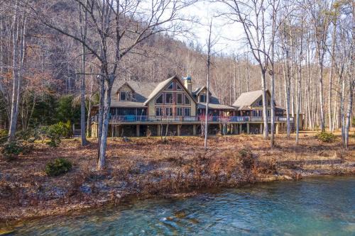 Lewisburg House | Serenity on the River Luxe Lewisburg Cabin!
