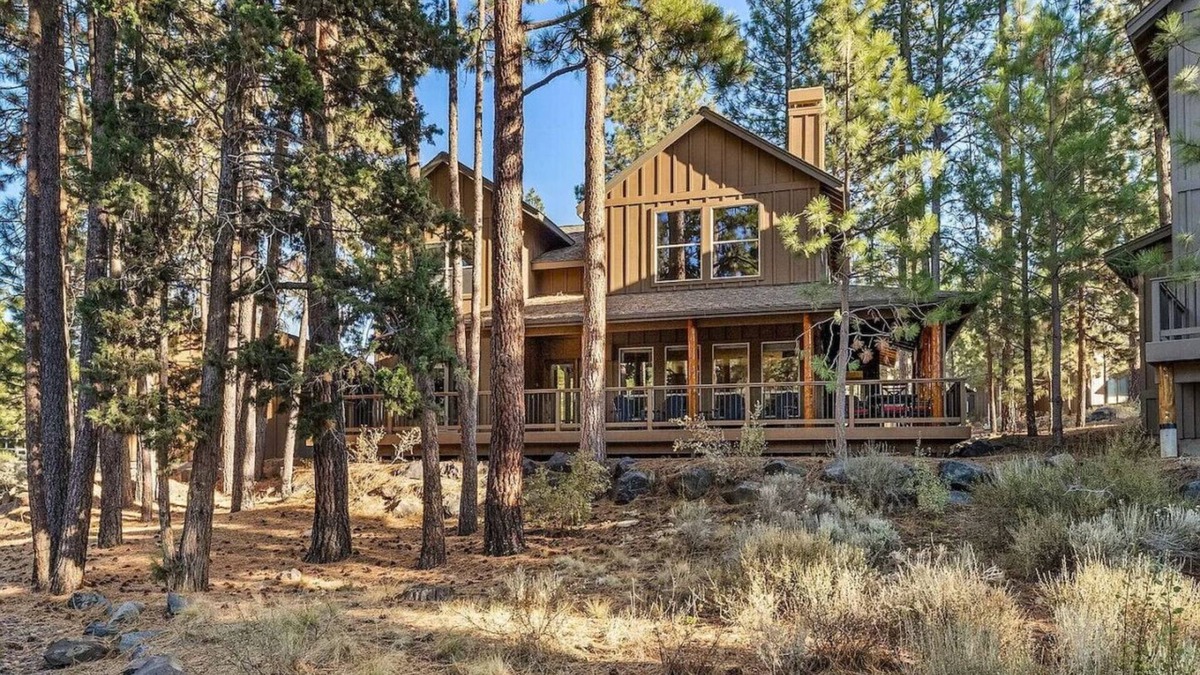 RiverWild House | Serenity Retreat: Mountain Elegance in Bend, OR