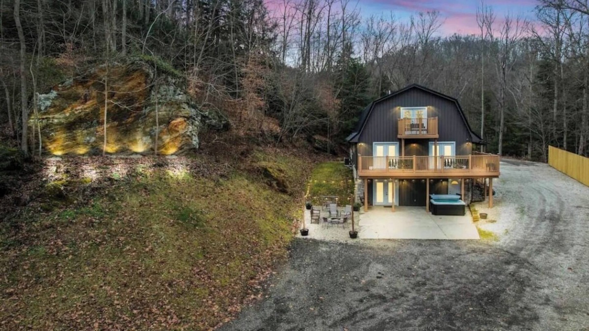 Sugar Grove House | Serenity Retreat| Pickleball/Hot Tub/Sleeps 12+