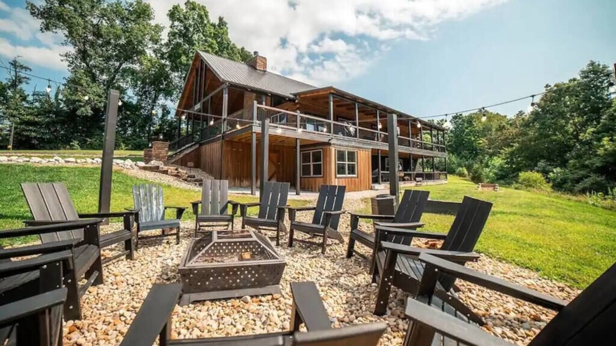 New Plymouth Cabin | "Serenity Ridge", a Luxury Log Estate with views!