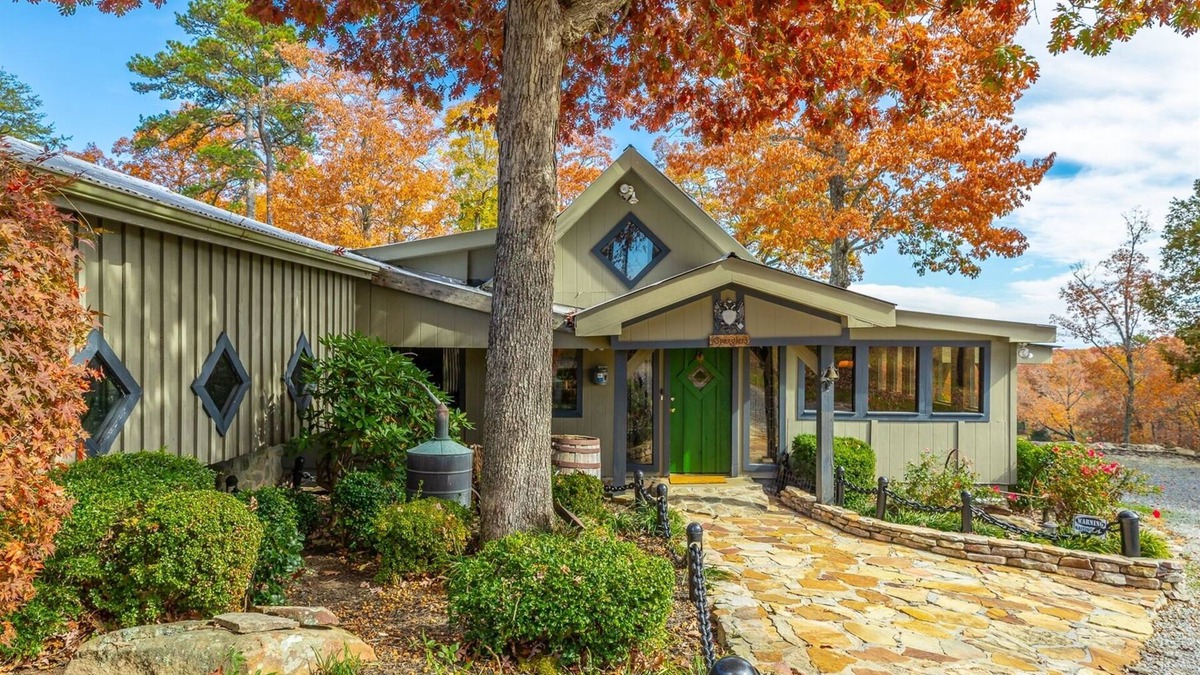 Signal Mountain Cabin | Serenity`s Cabin | 100 y/o Cabin in the Mtns| Walking trails + Ponds