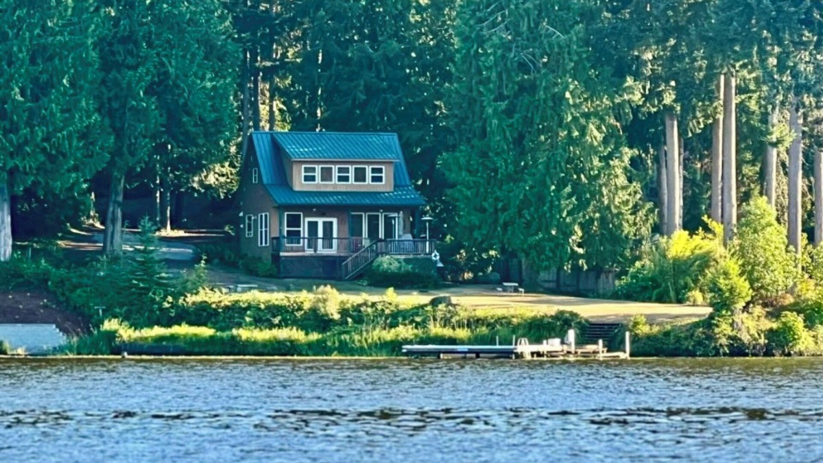 Eatonville House | Serenity Shores: Lakefront Vacation Home with Indoor Playhouse!