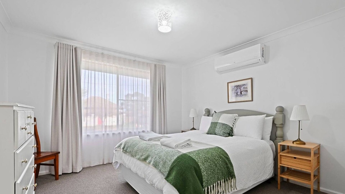 Orange East House | Serenity - Short Drive to CBD, Firepit
