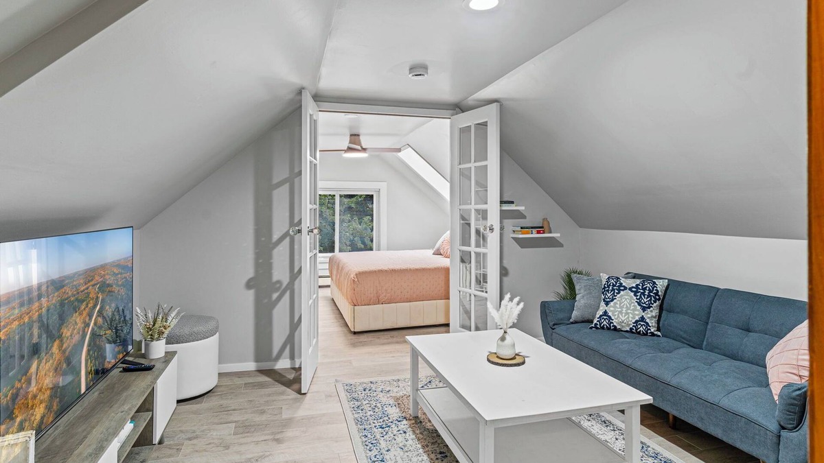 Corcoran House | Serenity suite 1-bedroom house, AC, WiFi, minutes from Minneapolis, pet friendly