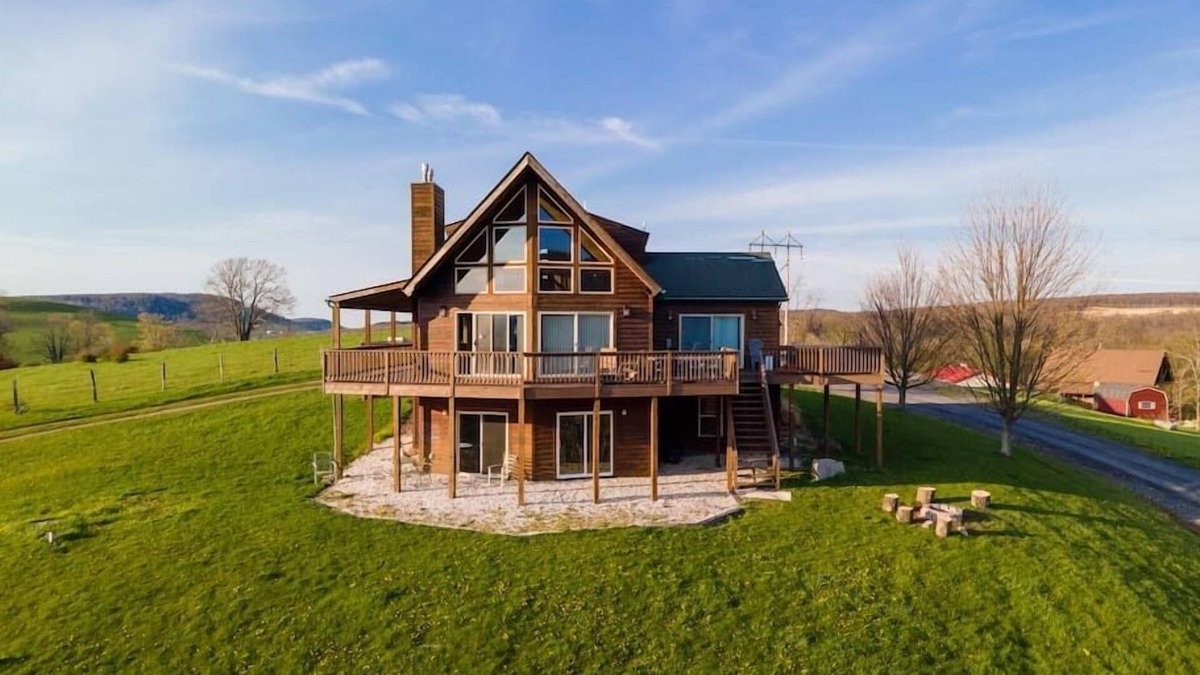 McHenry Ski Chalet | Serenity Sunsets! 2.8miles to WISP, hot-tub, pets
