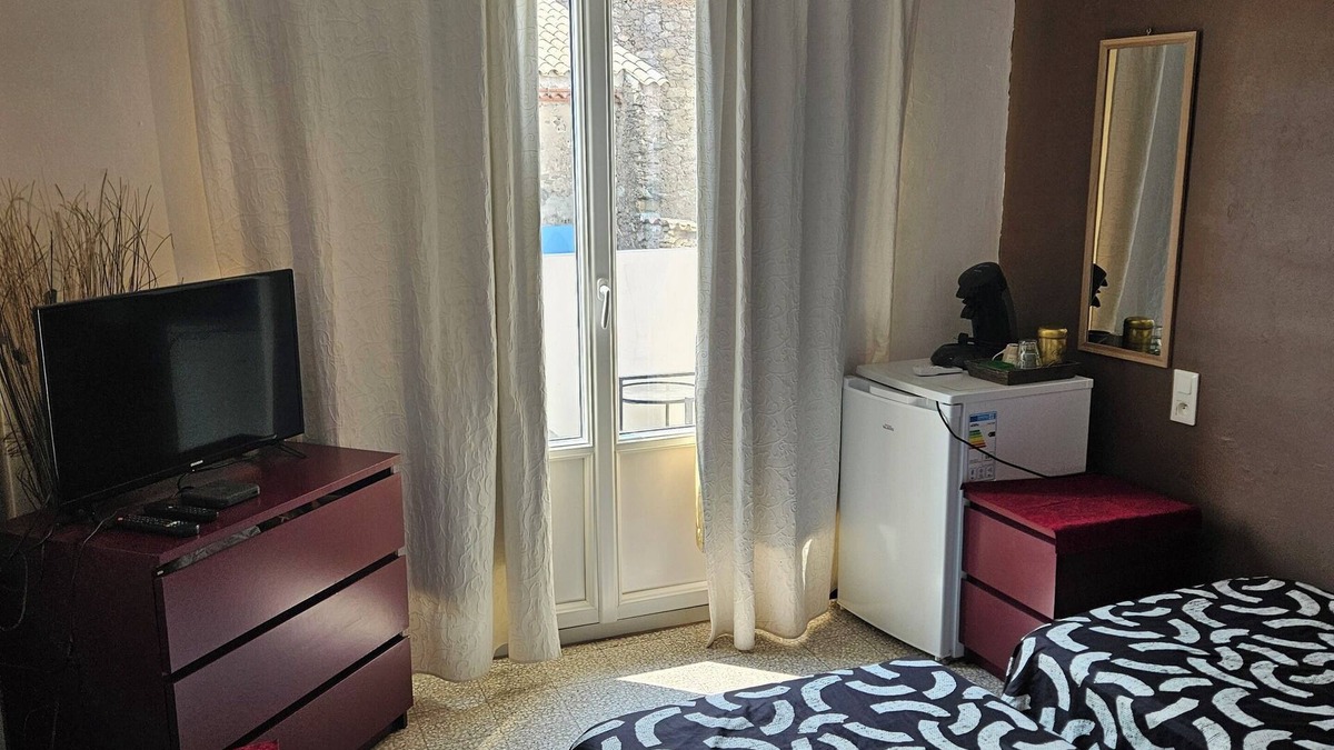 Lezignan-Corbieres Bed & Breakfast | Serge Le Belge room 2 single bed with balcony