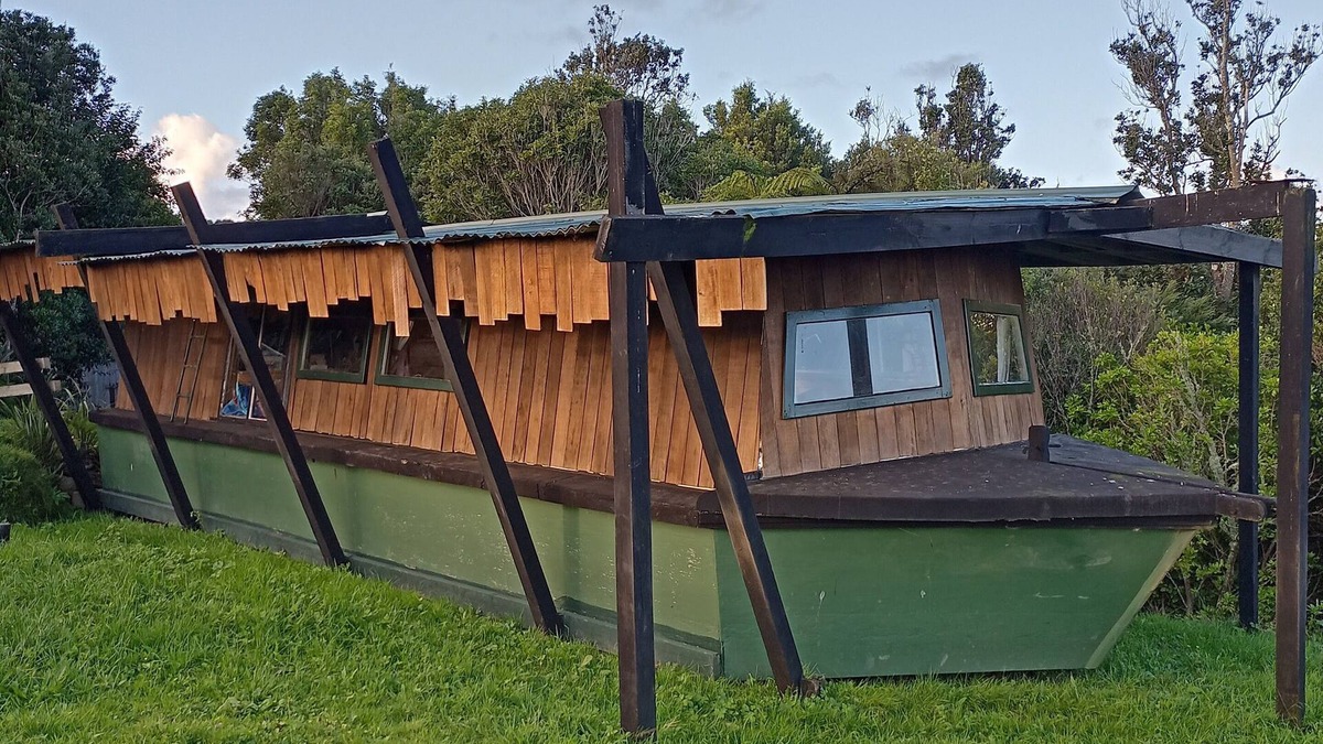 Te Mata Boat Rental | Set in Stone - Boat Cabin