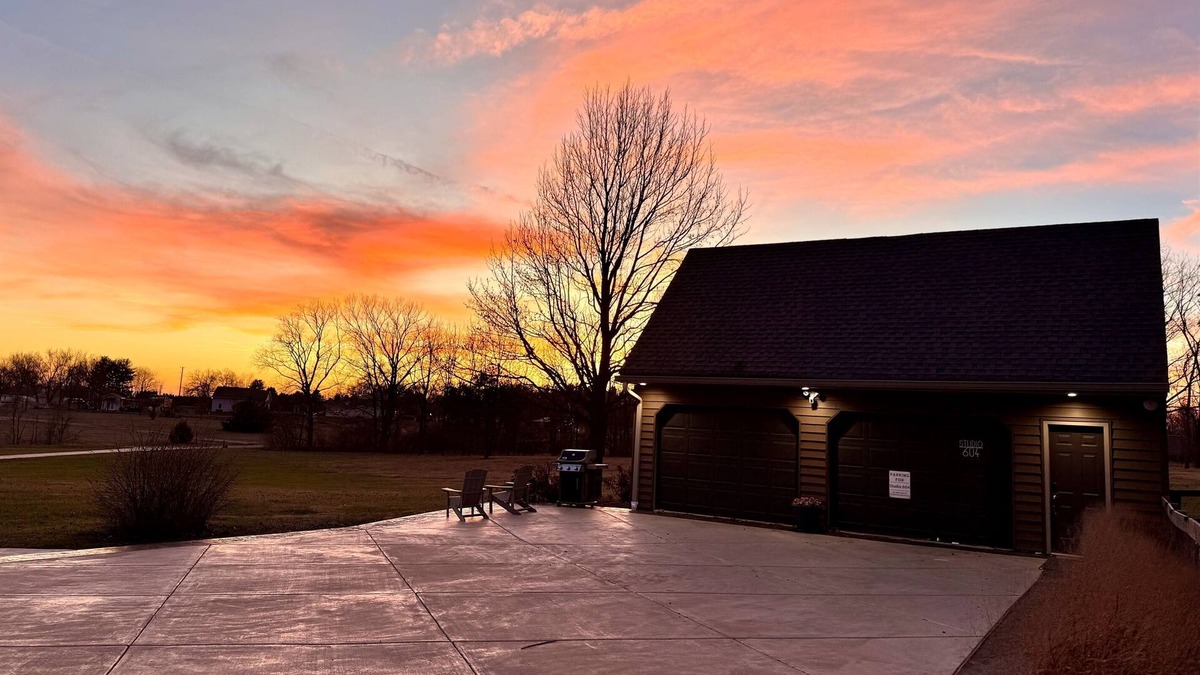 McLean County Apartment | Set on peaceful 5 acres, 3 min. from town, Private Building
