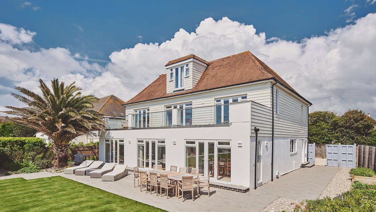 Middleton-on-Sea House | Set right on the shoreline of England’s stunning South Coast, Ocean Edge House is a five-bedroom luxury beachfront retreat designed for unforgettable holidays.