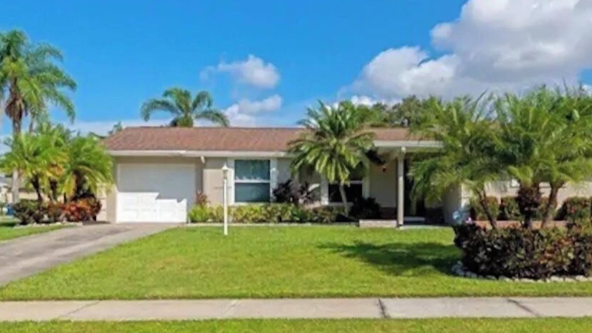 Whitfield House | Settle Down in Sarasota-tropical retreat with salt water in-ground pool