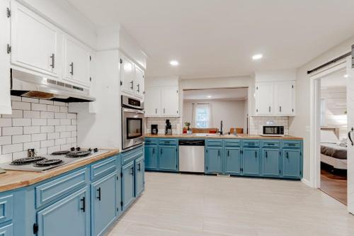 Irmo House | Settle Inn- 10mi to Columbia, Mins to Lake Murray