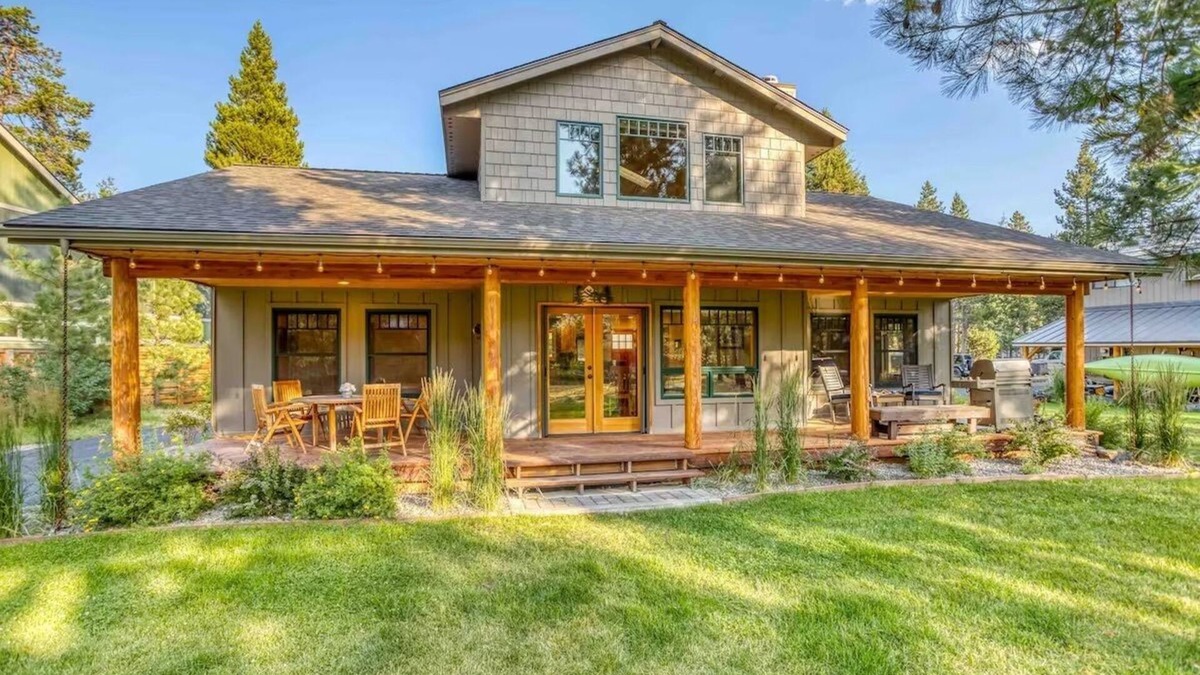 Oregon Water Wonderland House | Settle Inn, Riverfront Sunriver Home, Hot Tub, Pet Friendly
