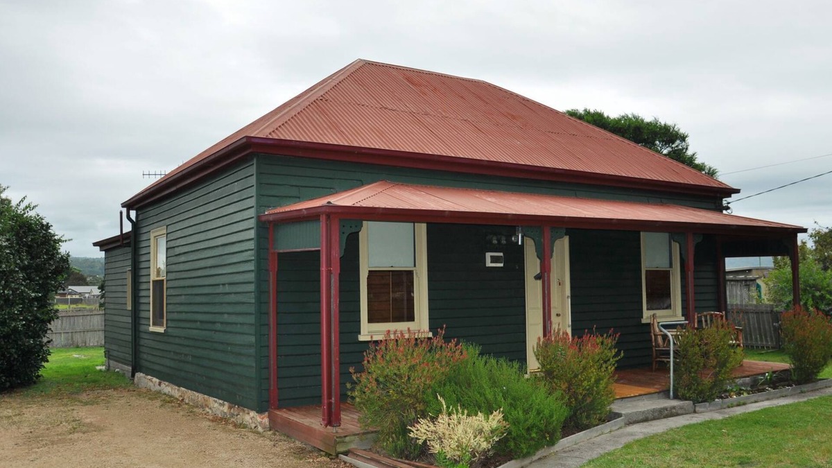 St Helens House | Settlers Cottage - St Helens Tasmania