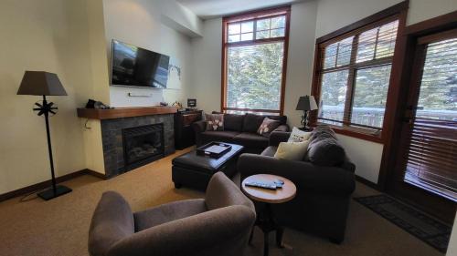 Sun Peaks Apartment | Settlers Crossing #41 by Bear Country