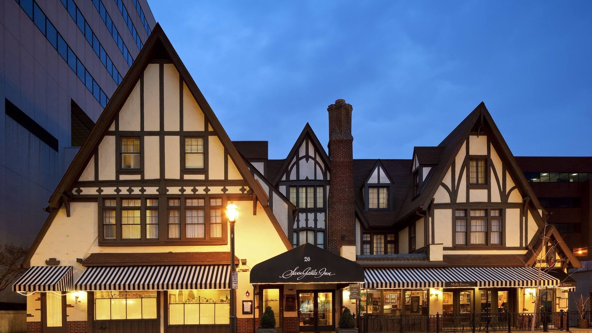 Downtown Hotel | Seven Gables, St. Louis West, a Tribute Portfolio Hotel