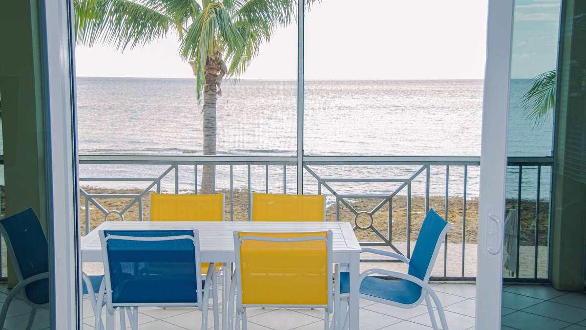Seven Mile Beach Condo | Seven Mile Beach Oceanfront 3 Bedroom Condo with Pool/Jacuzzi