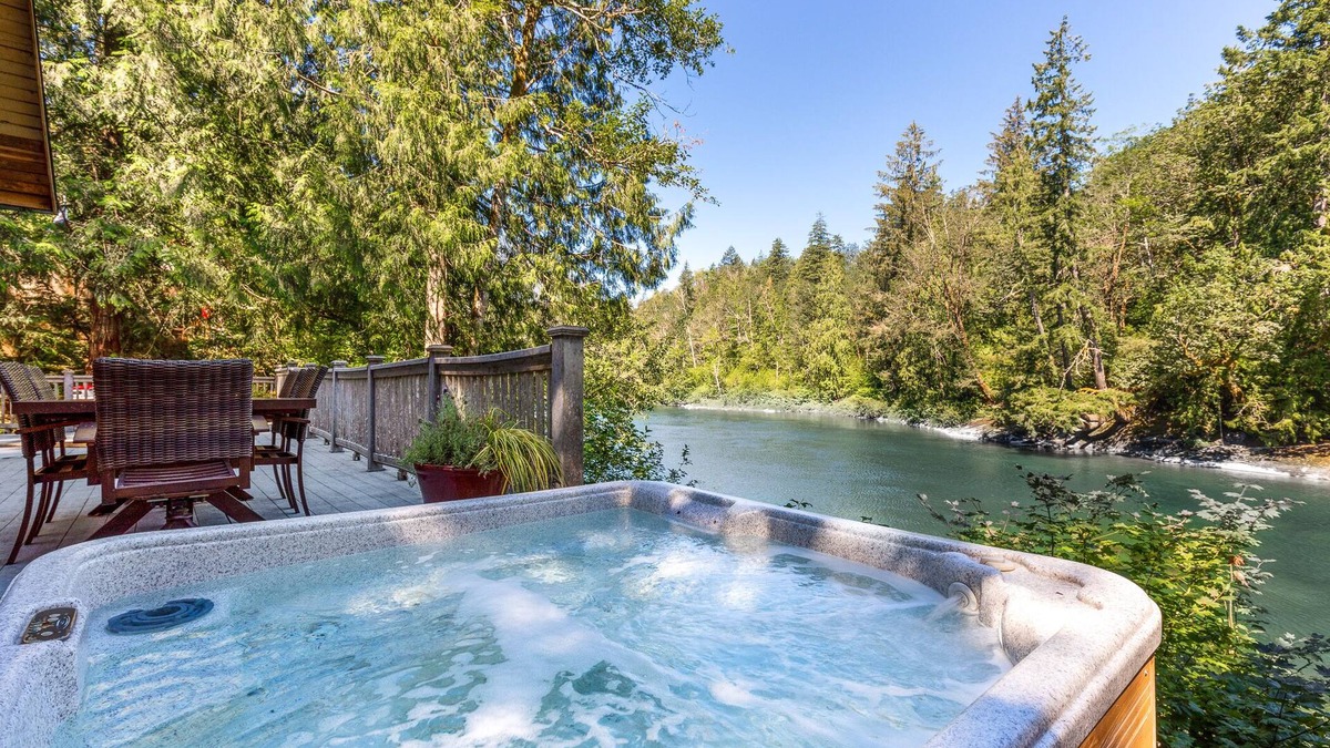 Gold Bar House | Seventh Heaven - Stunning views, beach and swimming w/hot tub at Stevens Pass