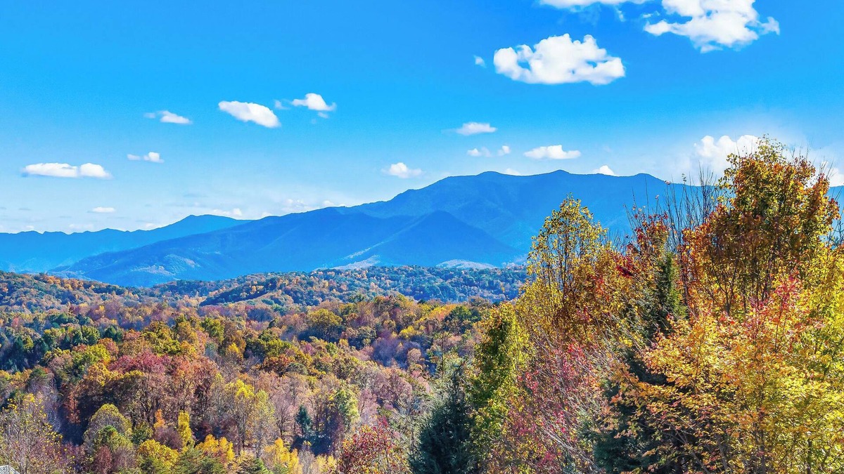 Gatlinburg - Pigeon Forge Cabin | Sevierville - Mountain Aqua Lodge - 13 Bdrms.