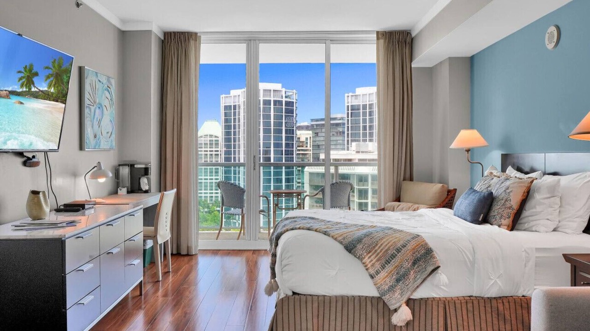 Coconut Grove Condo | SF Glamorous Bay View Studio in the Heart of Grove