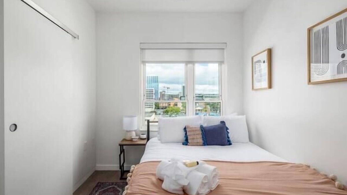 German Village Apartment | Shades of Blue Elegant Suite l Free Parking + Gym