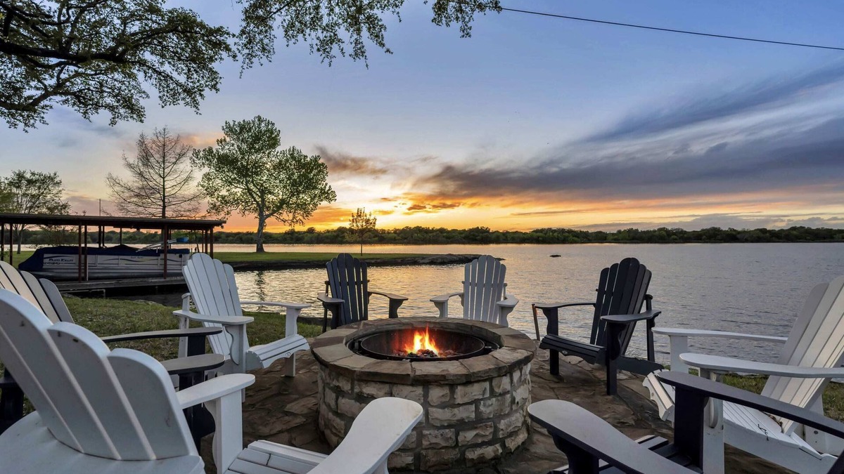 Kingsland House | Shady Grove: Lakefront house, huge yard, & kayaks