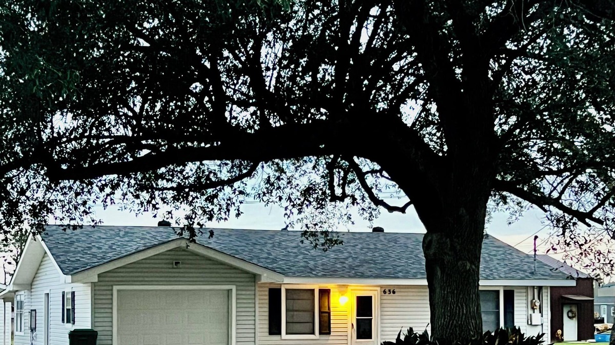 Lake Charles House | Shady Oak Cozy Getaway - Lake Charles, LA