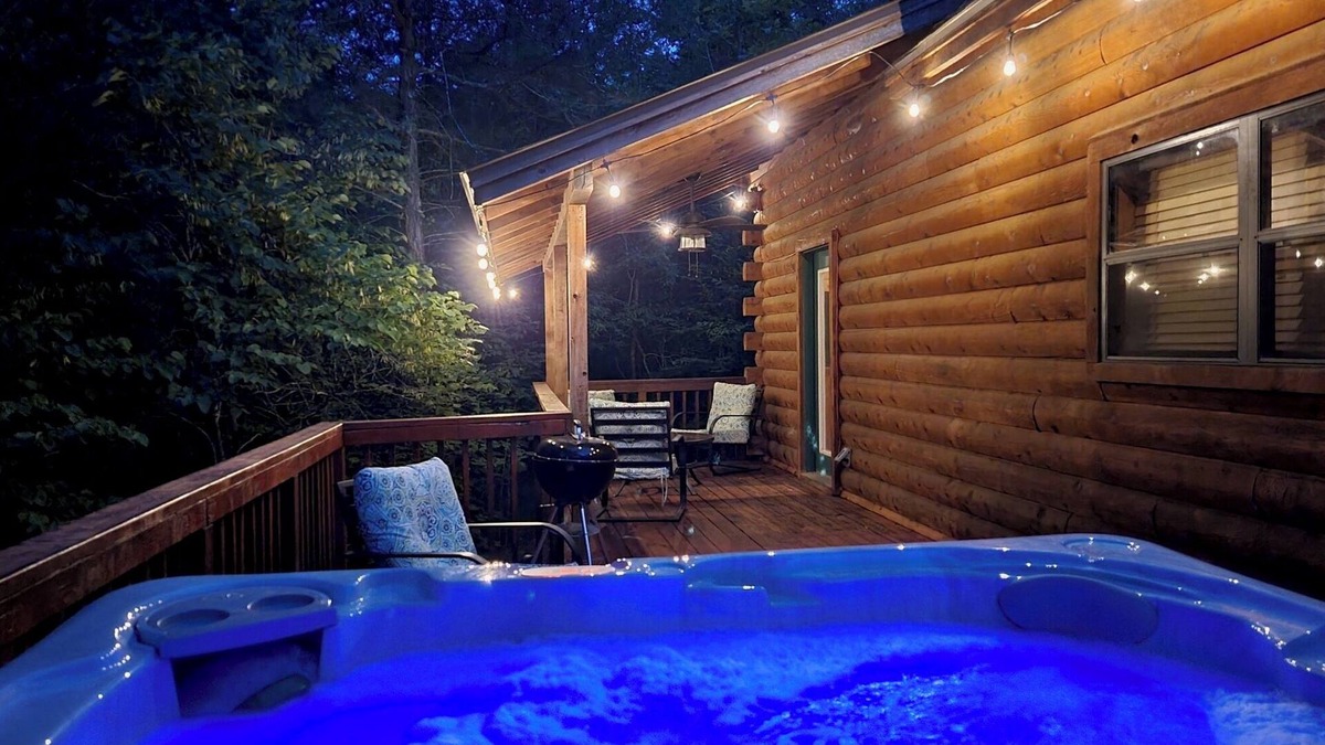 Eureka Springs Cabin | Shady Oak- Luxury Two bedroom, Two bath Cabin with Hot Tub! Hiking Trail and Cave on property!