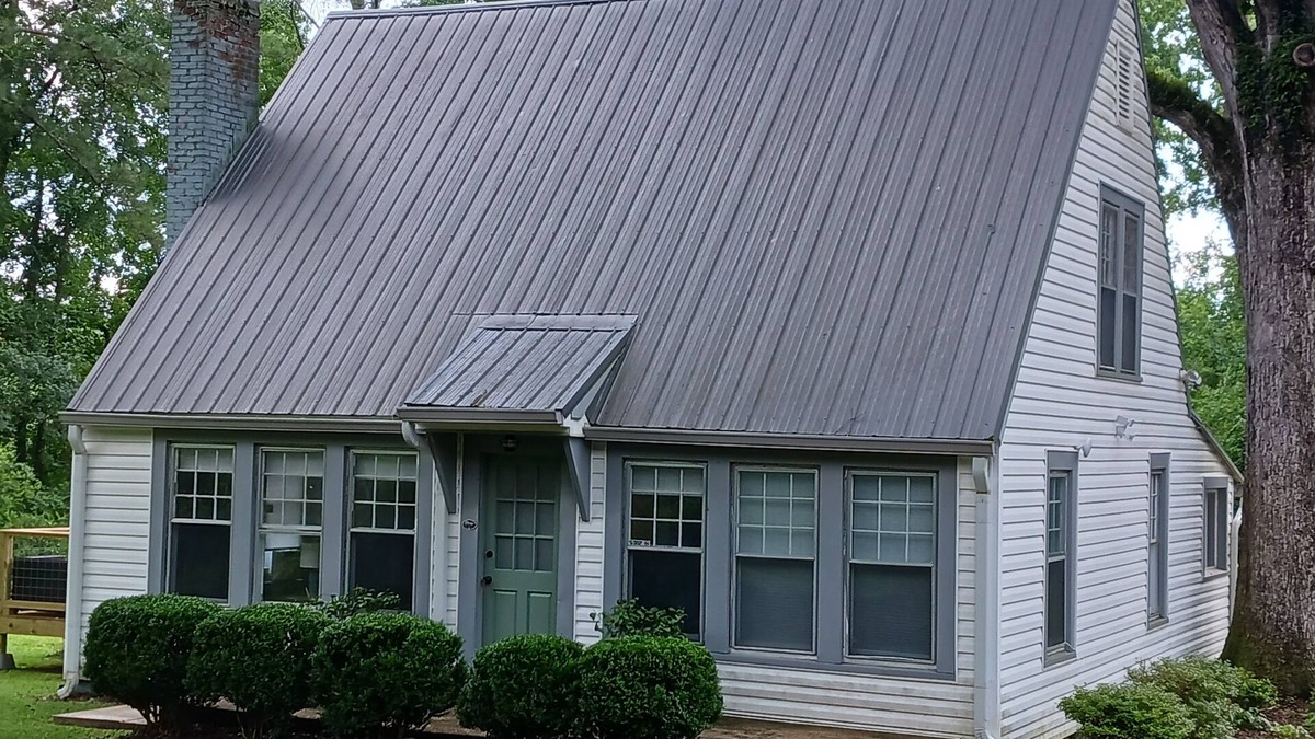 Talladega Cottage | Shady OaksnCharming 2-bedroom cottage in Talladega