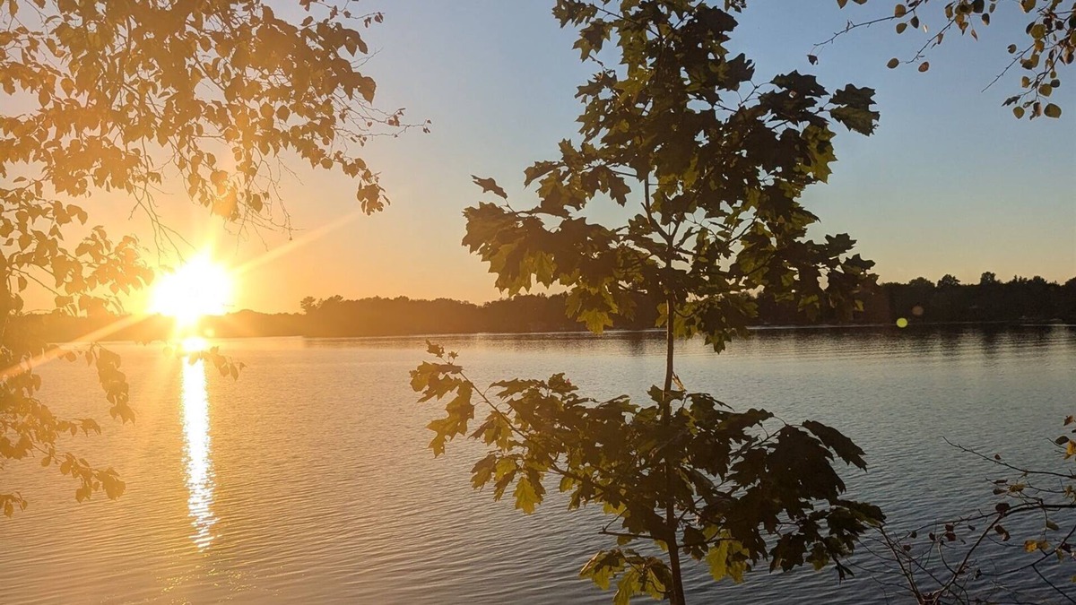 Tomahawk Cabin | Shady Rest #13 Lower Manor, 3BR/2BA, Lakefront, Beach, Fishing, Relaxing, Fun!