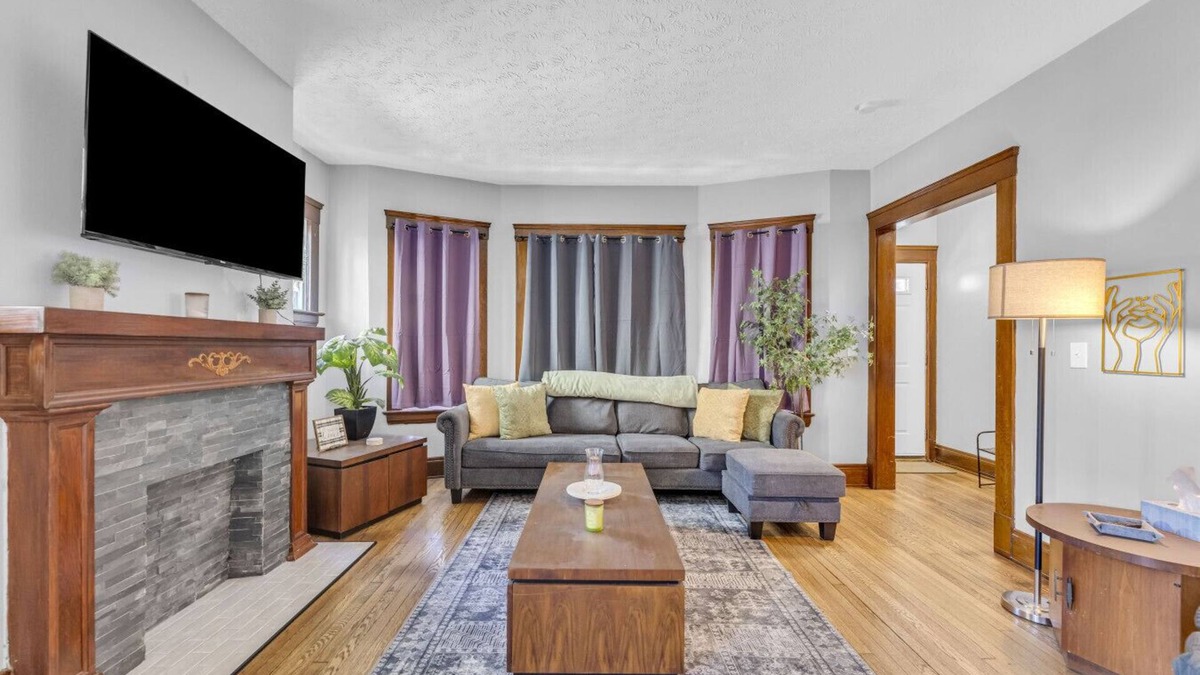 Cleveland Apartment | Shaker Square|Sleeps 4|Front Porch|Coffee Station