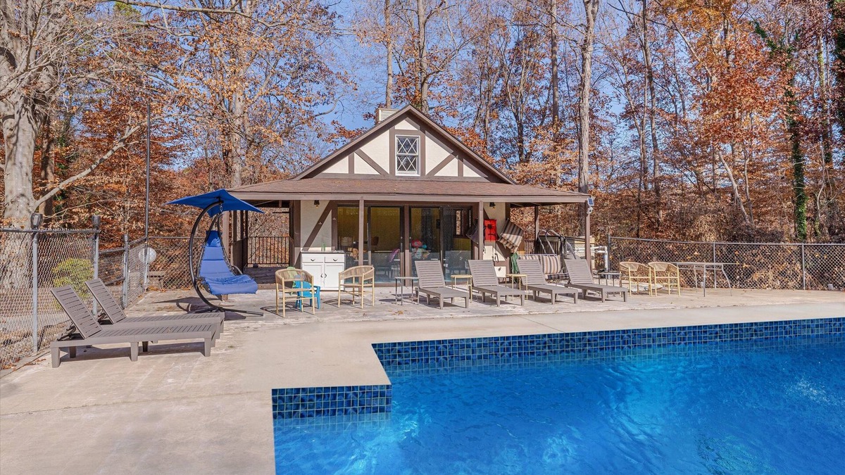 High Point House | Shalimar Estates - Furniture Market & Downtown 5 Bedroom Home by Quantum Suites