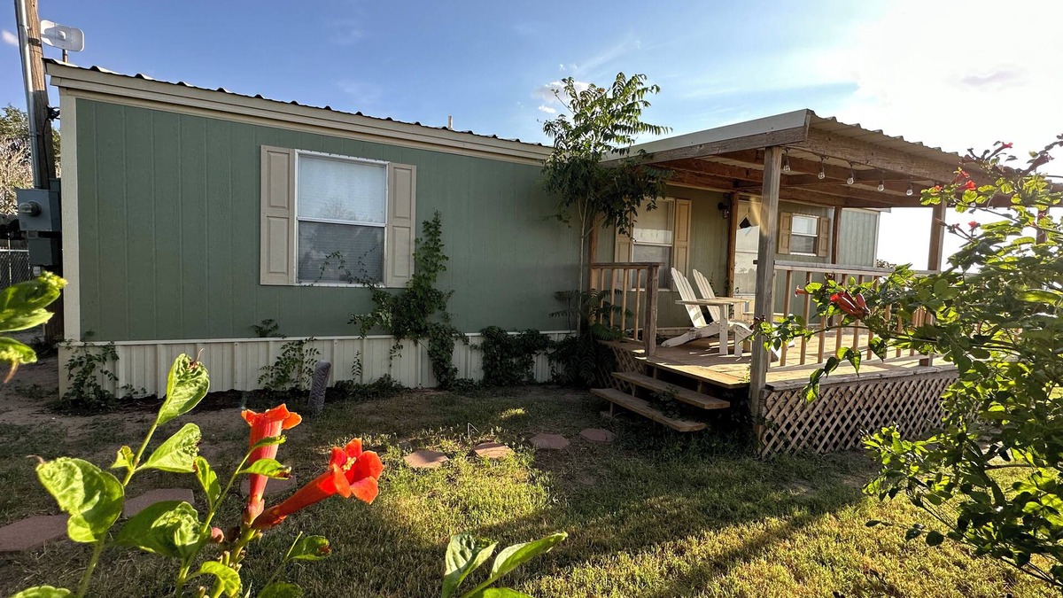 Levelland Cottage | Shalom Abode - Country Experience in the City!