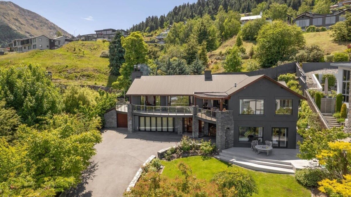 Queenstown City Centre House | Shambala: Luxury Villa with Queenstown Views