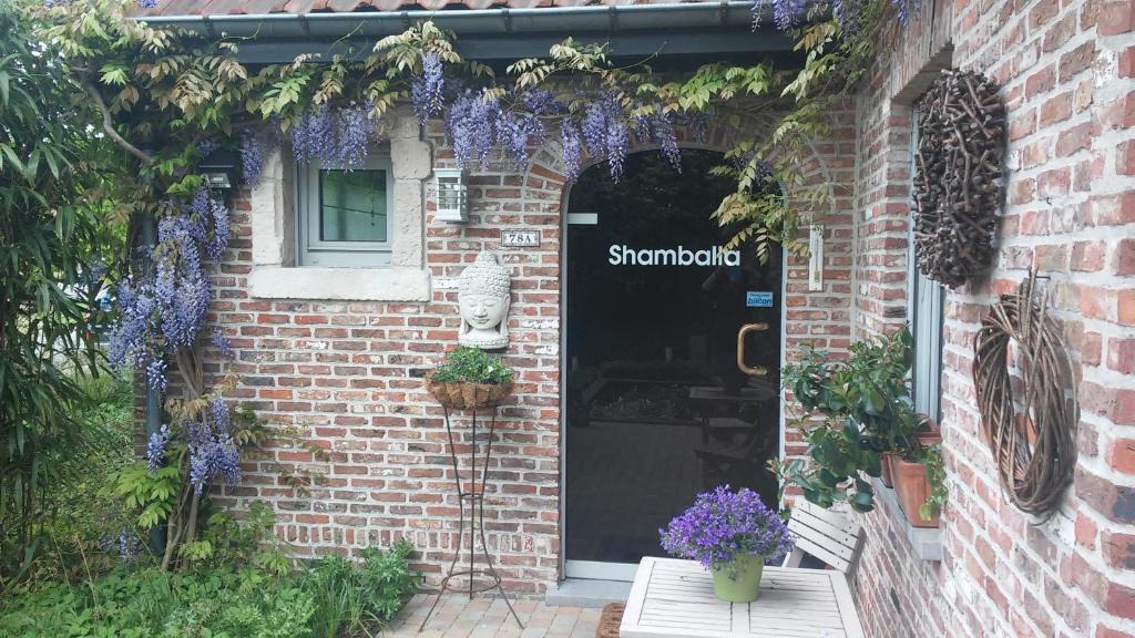 Deinze Apartment | SHAMBALLA logies nieuw en zeer verzorgd appartement met voortuin en terras voor max 6 personen
