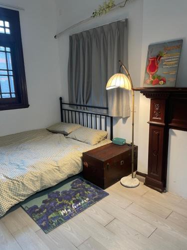 Huaihai Road Commercial Area Apartment | Shanghai old Alleyway