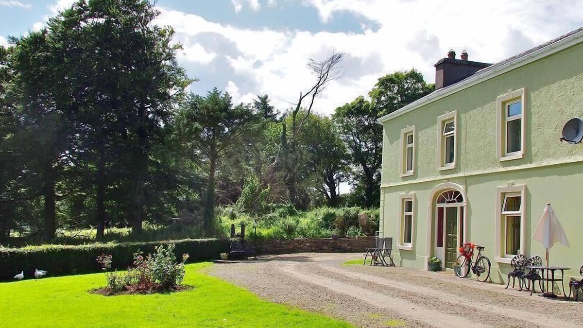 Labasheeda House | Shannon View 3-Bed Farm House with Private Parking